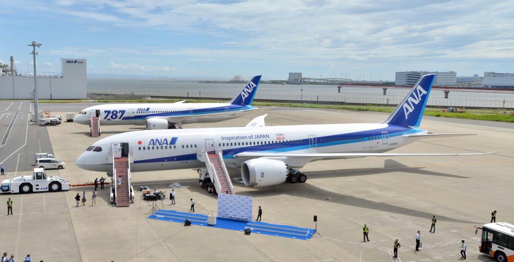 ボーイング７８７－８（後方）と並ぶ、世界初の旅客フライトへ向かうボーイング７８７－９（手前）＝４日、東京都大田区の羽田空港