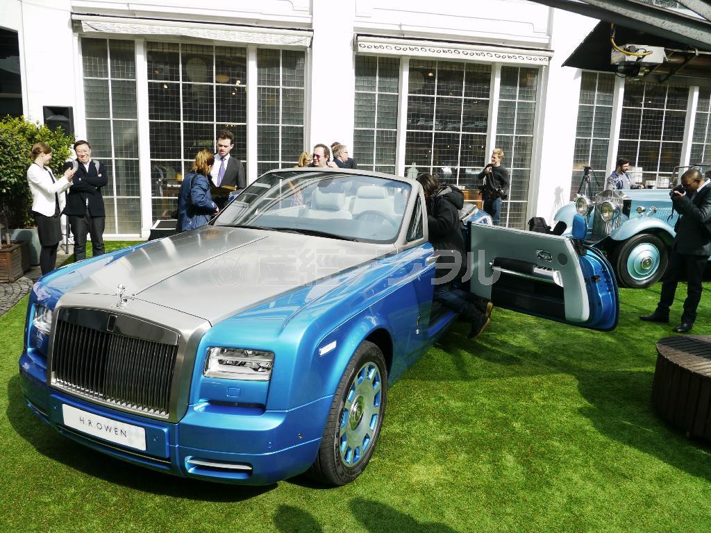 ロンドンでの展示会に登場したロールス・ロイスの特別限定モデル「ブルーバード」。内外の報道関係者が集まった（内藤泰朗撮影）