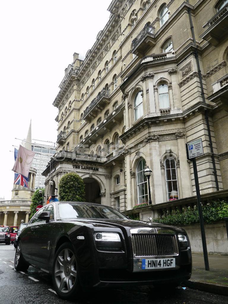 英国南部グッドウッドにあるロールスロイスの工場に向けロンドン中心部を出発。送迎車はもちろんロールスロイスだった＝２０１４年６月４日（内藤泰朗撮影）