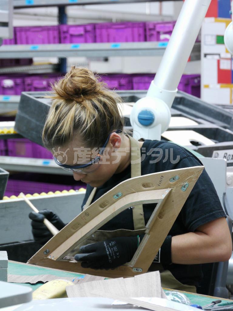 窓枠の内装を手作業で仕上げる女性職員＝２０１４年６月４日、英国・グッドウッド（内藤泰朗撮影）