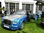 ロンドンでの展示会に登場したロールス・ロイスの特別限定モデル「ブルーバード」。内外の報道関係者が集まった（内藤泰朗撮影）