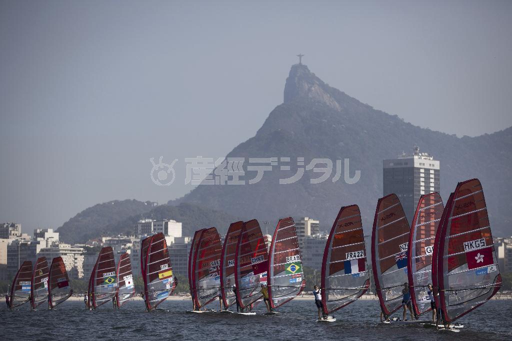 リオのシンボル、キリスト像が見下ろす会場で始まったセーリングのテスト大会で、スタート地点に並ぶ選手たち＝２０１４年８月３日、ブラジル・リオデジャネイロ（ＡＰ）