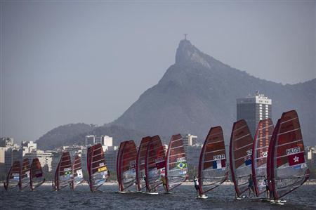 リオのシンボル、キリスト像が見下ろす会場で始まったセーリングのテスト大会で、スタート地点に並ぶ選手たち＝２０１４年８月３日、ブラジル・リオデジャネイロ（ＡＰ）