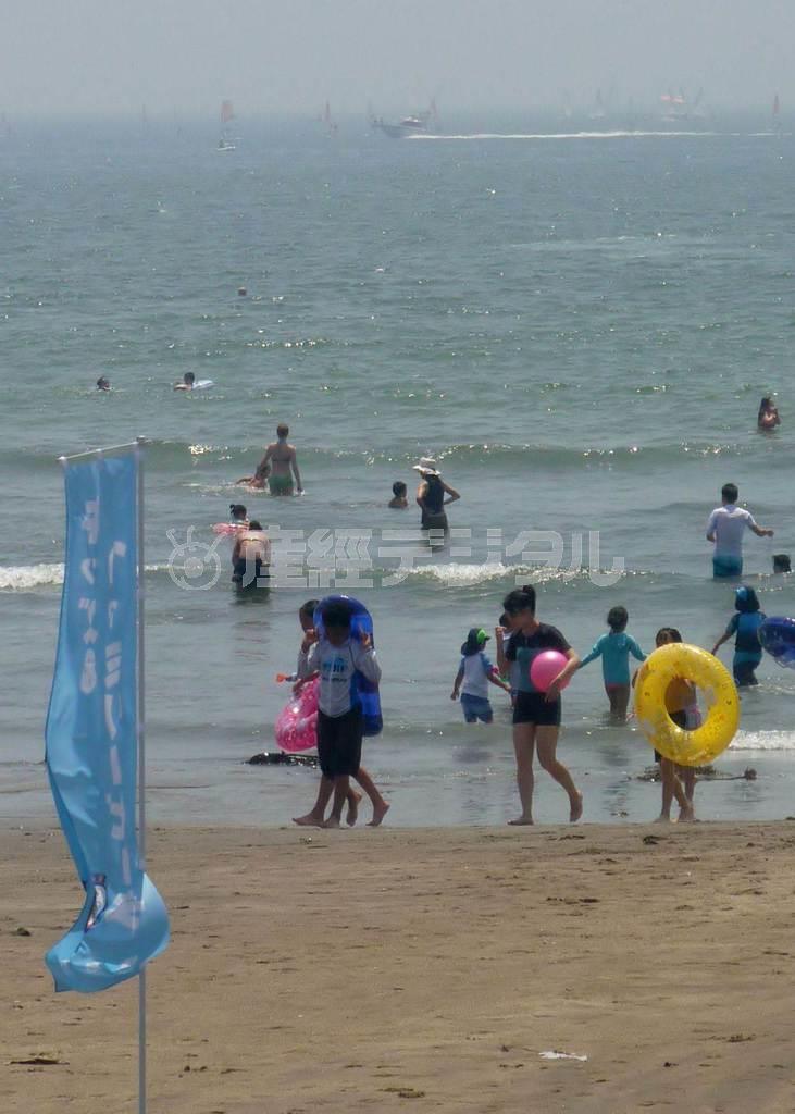 今年から新設された「キッズ＆ファミリービーチ」＝２０１４年７月２６日、神奈川県鎌倉市の坂ノ下海岸