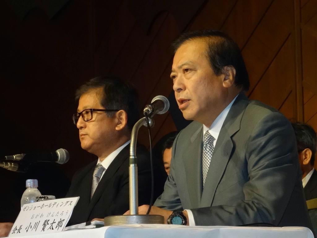 「すき家」の労働環境の改善策について説明するゼンショーＨＤの小川賢太郎会長兼社長＝３１日、東京都千代田区（山沢義徳撮影）