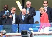 サッカーワールドカップブラジル大会のドイツ対ポルトガルの試合前、観戦に訪れたＦＩＦＡのゼップ・ブラッター会長（前列中央）＝６月１６日（現地時間）、ブラジル・サルバドルのフォンチ・アリーナ