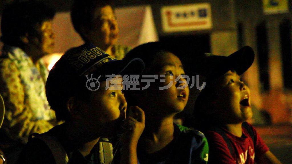 「ＬＩＧＨＴ＿ＵＰ＿ＮＩＰＰＯＮ」で、打ち上げられた花火を、笑顔で見上げる子供たち（提供写真）