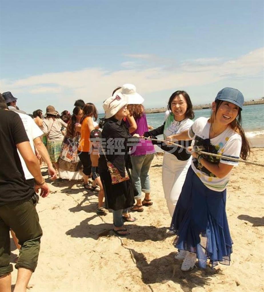 首相夫人の安倍昭恵さんの呼びかけで企画された「海の日に美しい海岸で楽しむＢＢＱ大会」。漁師さんの協力で地引き網漁を体験＝２０１４年７月２１日、宮城県気仙沼市の大島（提供写真）