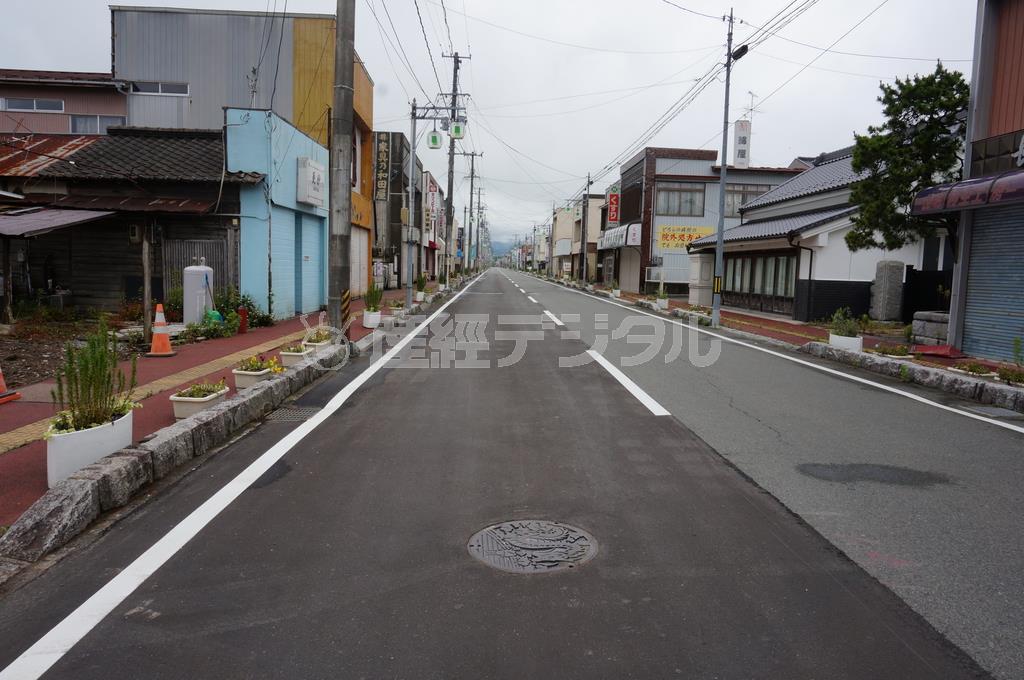 福島県南相馬市の小高地区の駅前通り。歩いている人の姿はない＝２０１４（平成２６）年６月２９日（横浜国立大学＿学生記者、細川高頌撮影）