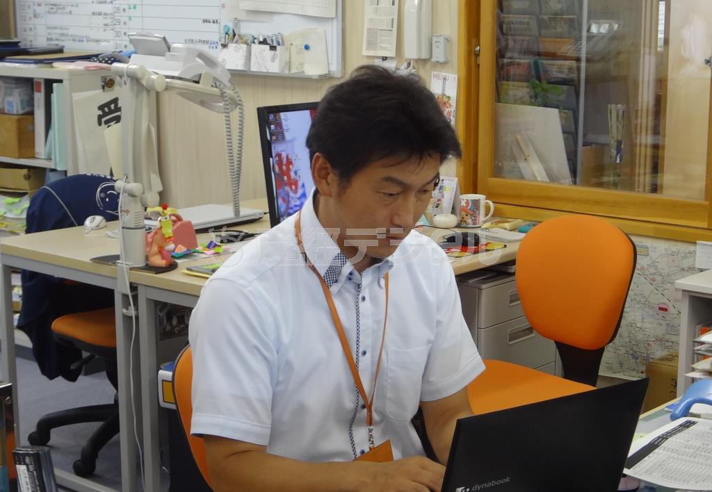 福島県郡山市の仮設住宅の中にある（福島県双葉郡）富岡町社会福祉協議会で職員として働く宍倉（ししくら）秀和さん（３８）＝２０１４（平成２６）年７月１１日（横浜国立大学＿学生記者、細川高頌撮影）