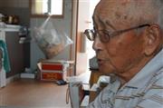 福島県郡山市の仮設住宅で話をしてくれた猪狩重信さん（８９）＝２０１４（平成２６）年６月２８日（横浜国立大学＿学生記者、細川高頌撮影）