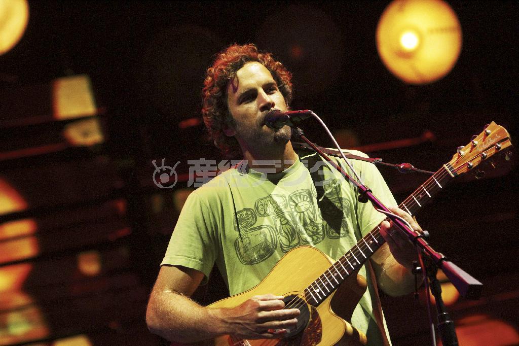 ハートウォーミングな音楽を奏で、最終日のヘッドライナーを務めたジャック・ジョンソン＝２０１４年７月２７日、新潟県南魚沼郡湯沢町（岡崎健志さん撮影、提供写真）