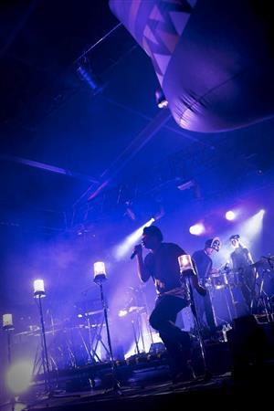 視覚を刺激する照明とボディソニックなサウンドで先鋭的な音楽を披露したＳＢＴＲＫＴ＝２０１４年７月２７日、新潟県南魚沼郡湯沢町（岡崎健志さん撮影、提供写真）