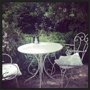 緑あふれる庭でのんびりいただく朝食もヴァカンスならでは＝フランス（クレモンティーヌさん提供）