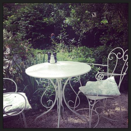 緑あふれる庭でのんびりいただく朝食もヴァカンスならでは＝フランス（クレモンティーヌさん提供）