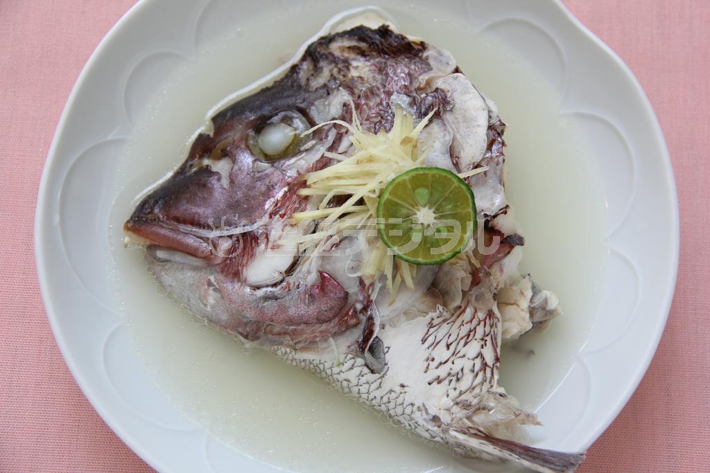 白身魚の塩煮。※２２１ｋｃａｌ、塩分１．６グラム（１人分）