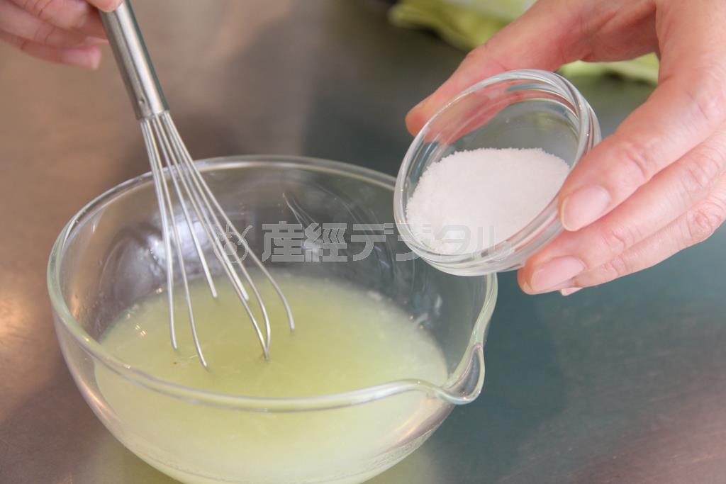 塩ポン酢（作り方）＿＿レモン、すだち、かぼす、ゆずなどの果汁＿１／２カップと、塩１０グラムを混ぜ合わせる（田中幸美撮影）