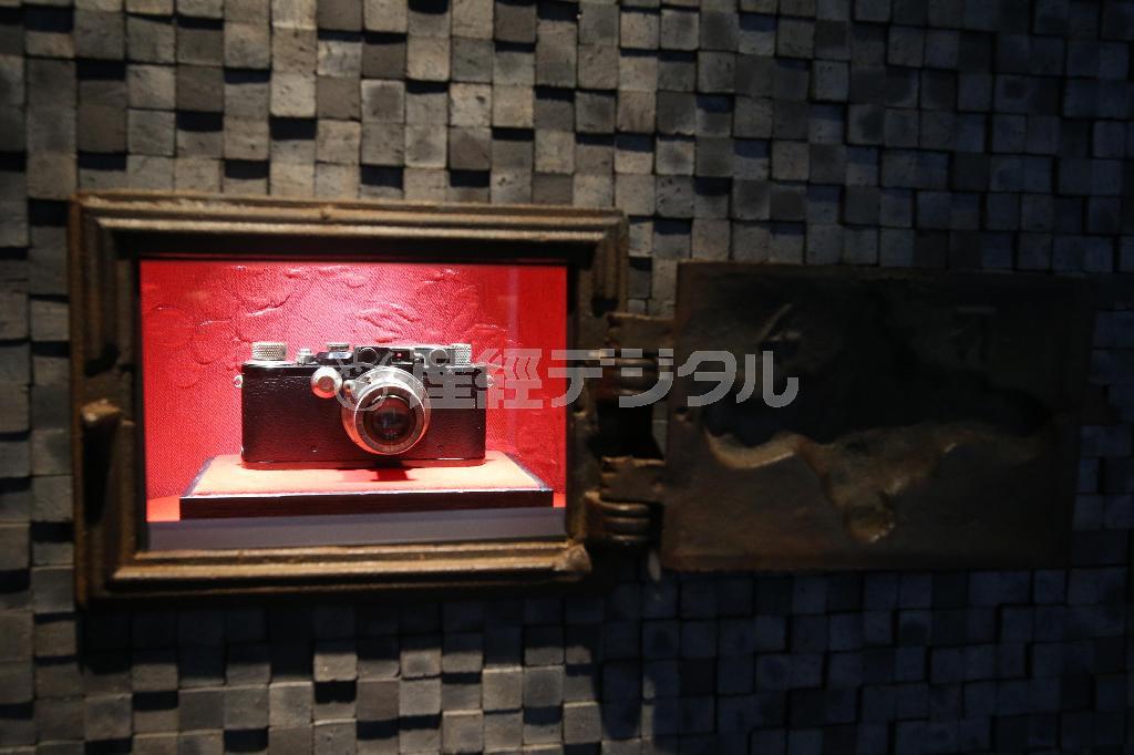 壁面には元の町家にあったかまどのふたが再生されていて、開くと往年のライカカメラが鎮座している＝２０１４年７月２２日、京都市東山区（恵守乾撮影）