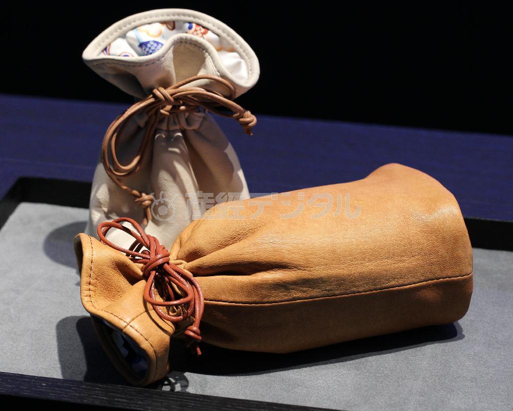 京友禅「千總」のシルク生地が内側に使用されたレザーポーチ。Ｌサイズ（１万４０００円＋税）とＳサイズ（１万２０００円＋税）＝２０１４年７月２２日、京都市東山区（恵守乾撮影）