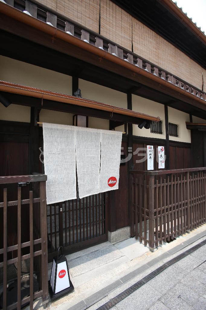 のれんに染められたライカのロゴが目印＝２０１４年７月２２日、京都市東山区（恵守乾撮影）