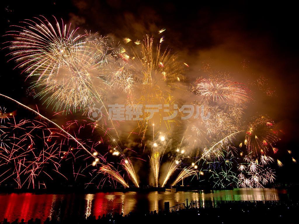 毎年８月８日に行われるびわ湖大花火大会。その規模も美しさも別格の存在感＝２０１３年８月８日、滋賀県（井浦新さん撮影）