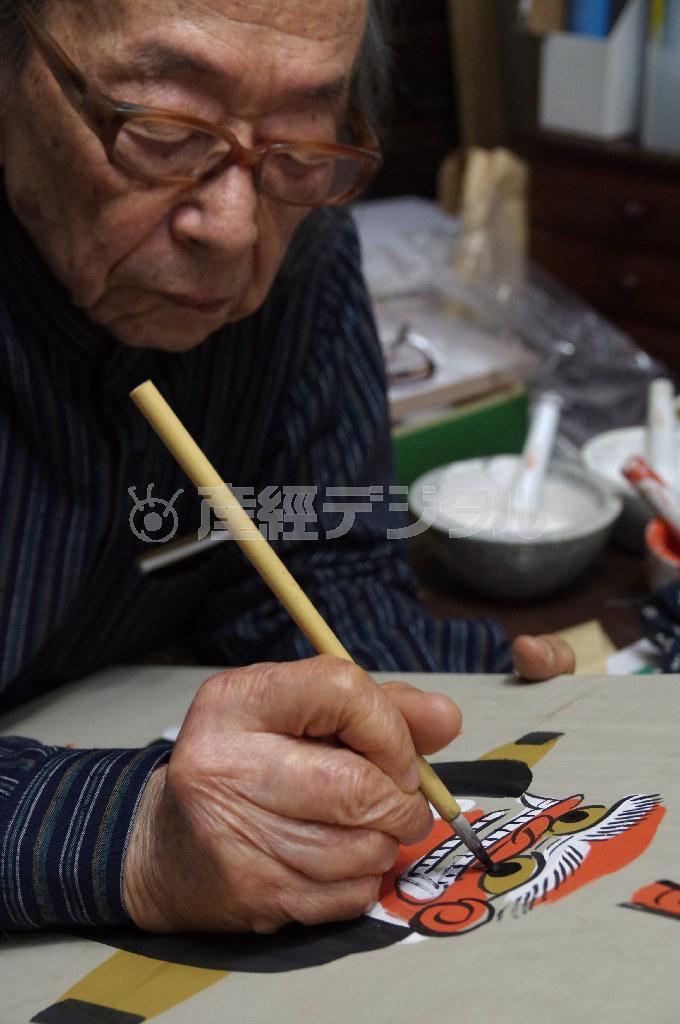 大津絵の伝承者、四代高橋松山氏が描く、鬼の寒念仏＝２０１４年５月２日（井浦新さん撮影）