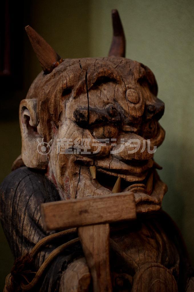 近代化の波に晒され、伝承に本当に苦労し、必死に努力した先達。大津絵を立体化して彫った木彫は、迫力と気概に満ちていた＝２０１４年５月２日（井浦新さん撮影）