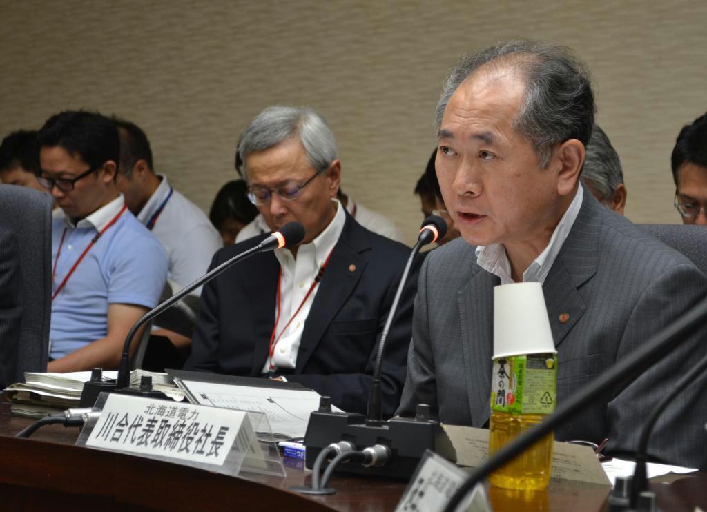 経産省の有識者委員会の初会合で説明する北海道電力の川合克彦社長＝７日、東京都千代田区