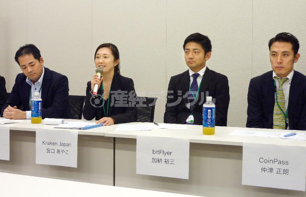 ビットコインの業界団体「日本価値記録事業者協会」の設立について記者会見する、「クラケン」日本法人の宮口あやこ代表（左から２人目）ら＝２０１４年７月４日、東京都千代田区・衆院第１議員会館（共同）
