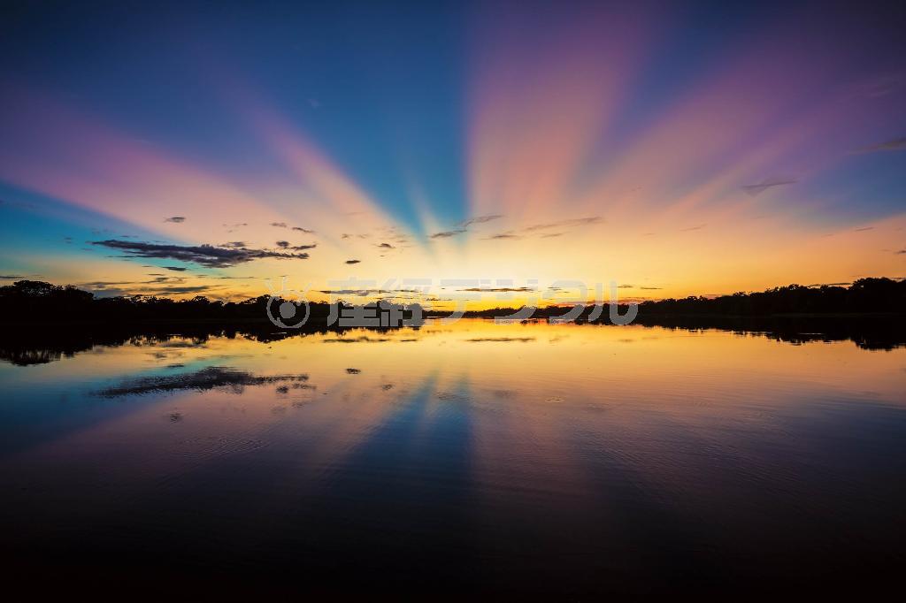 沈んだ太陽の光が、地平線の先へつづくアマゾンの川面に反射して起こった現象。サイケデリックな光のショーに、地元ガイドも「こんな景色は初めて見た」とびっくりの様子＝ブラジル・アマゾナス州マナウス（谷口京さん撮影）