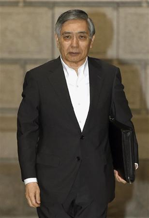 金融政策決定会合に向かう日銀の黒田総裁＝８日午前、日銀本店