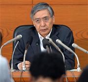 会見する日本銀行の黒田東彦総裁＝８日午後、東京都中央区（三尾郁恵撮影）
