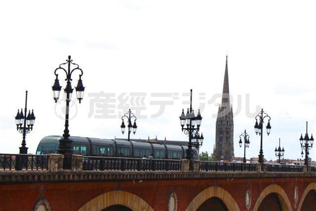 ガロンヌ川にかかる橋のなかでもっとも古く美しいとされるピエール橋を渡る路面電車