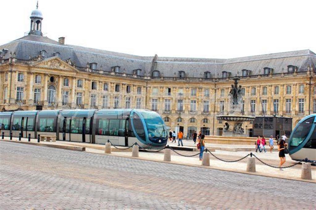 ブルス広場前を走る路面電車。日が沈むとライトアップされて異なる雰囲気を味わえる