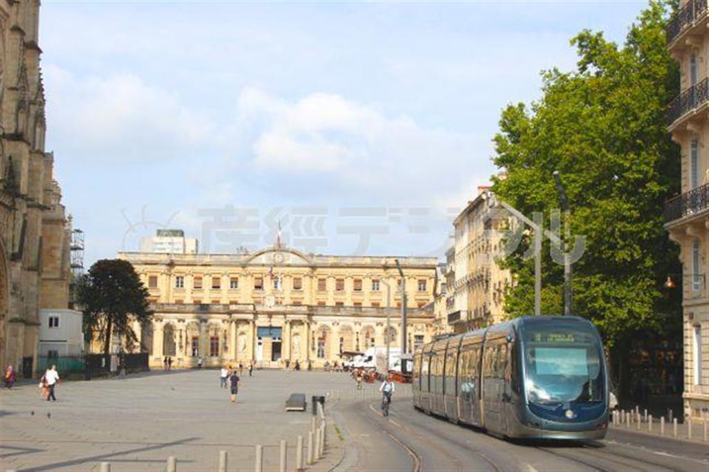 ２本のレールの真ん中にあるのが給電用のレール。人や自転車が触れても電気が通ることはない