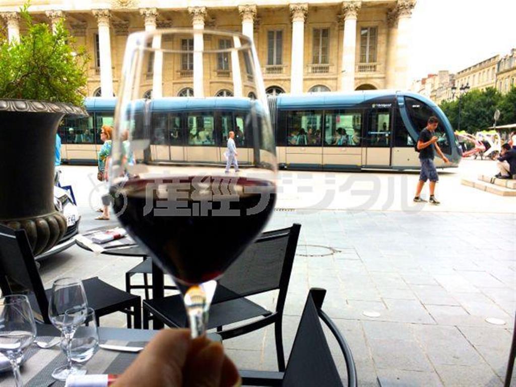 ボルドー産のワインを愛でながら路面電車を眺める。鉄道好きにとってたまらないひととき