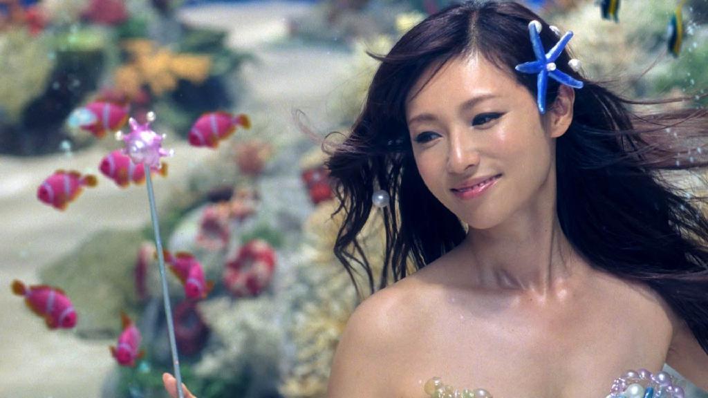 「ポカリスエットイオンウォーター」のＣＭで人魚姫を演じる深田恭子