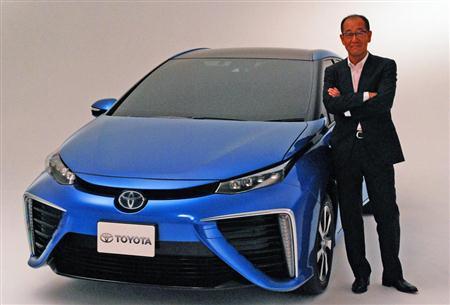 「トヨタＦＣＶ」と開発責任者の田中義和氏＝愛知県豊田市