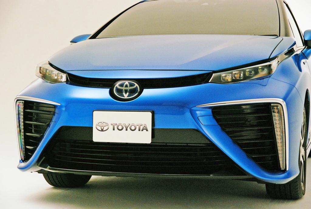 大きなサイドグリルが印象的な、トヨタの燃料電池自動車＝愛知県豊田市
