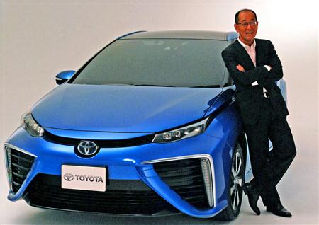 「トヨタＦＣＶ」と開発責任者の田中義和氏＝愛知県豊田市