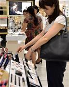 高級路線の化粧品が復調の兆しを見せている＝４日午後、東京都中央区（宮崎瑞穂撮影）