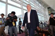 来日したサッカー日本代表・アギーレ監督＝１１日午後、羽田空港(撮影・古厩正樹)