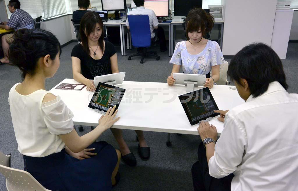 それぞれがｉＰａｄをにらむ。写真のようにみんな一緒に集まる必要はなく、どこにいても麻雀を打てる