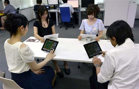 それぞれがｉＰａｄをにらむ。写真のようにみんな一緒に集まる必要はなく、どこにいても麻雀を打てる