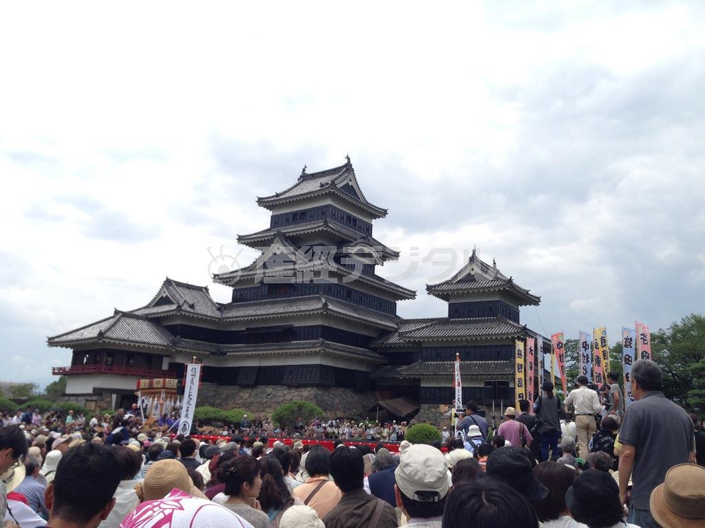 「三人吉三」松本好演当日の朝、恒例の松本城登城お練りにたくさんの人が集まる＝長野県松本市（長塚圭史さん撮影）