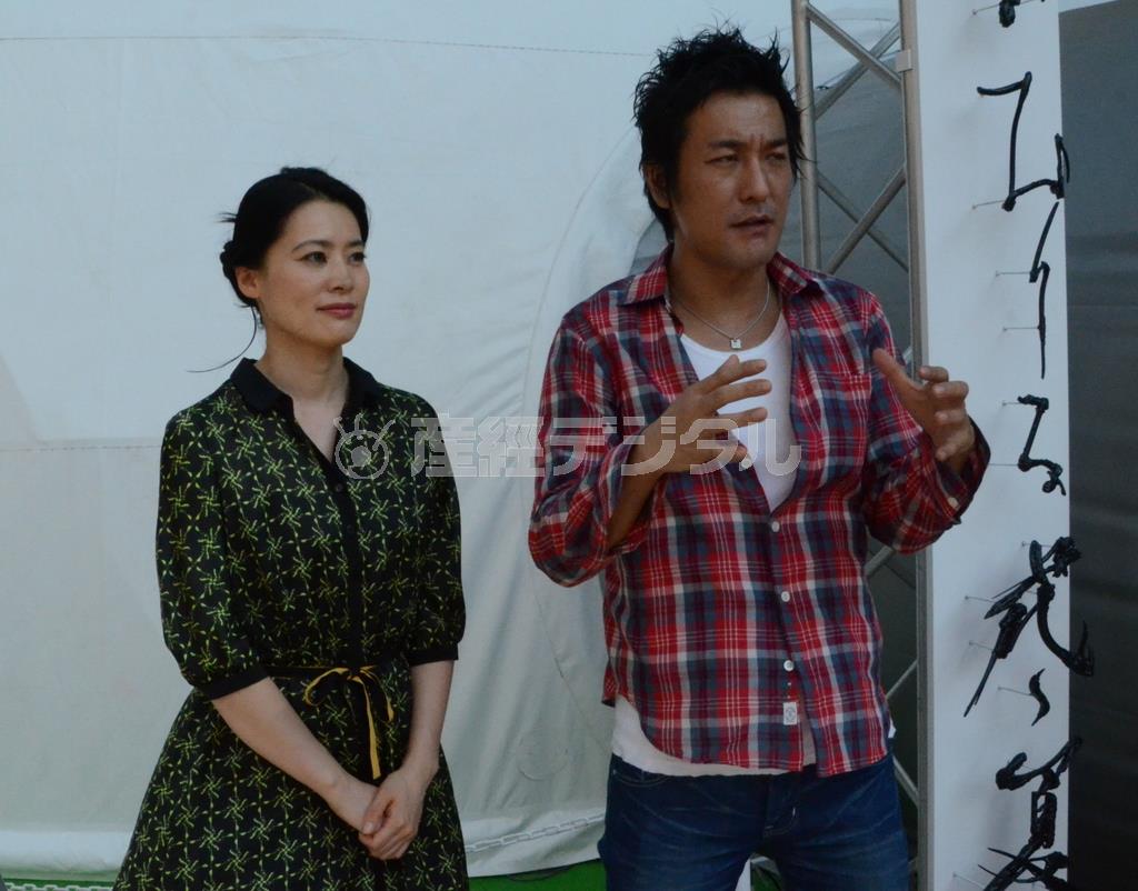 コラボレーションについて話す書道家、紫舟（ししゅう）氏（左）とテクノロジー集団「チームラボ」代表の猪子寿之氏＝２０１４年８月１日、東京都渋谷区（原圭介撮影）