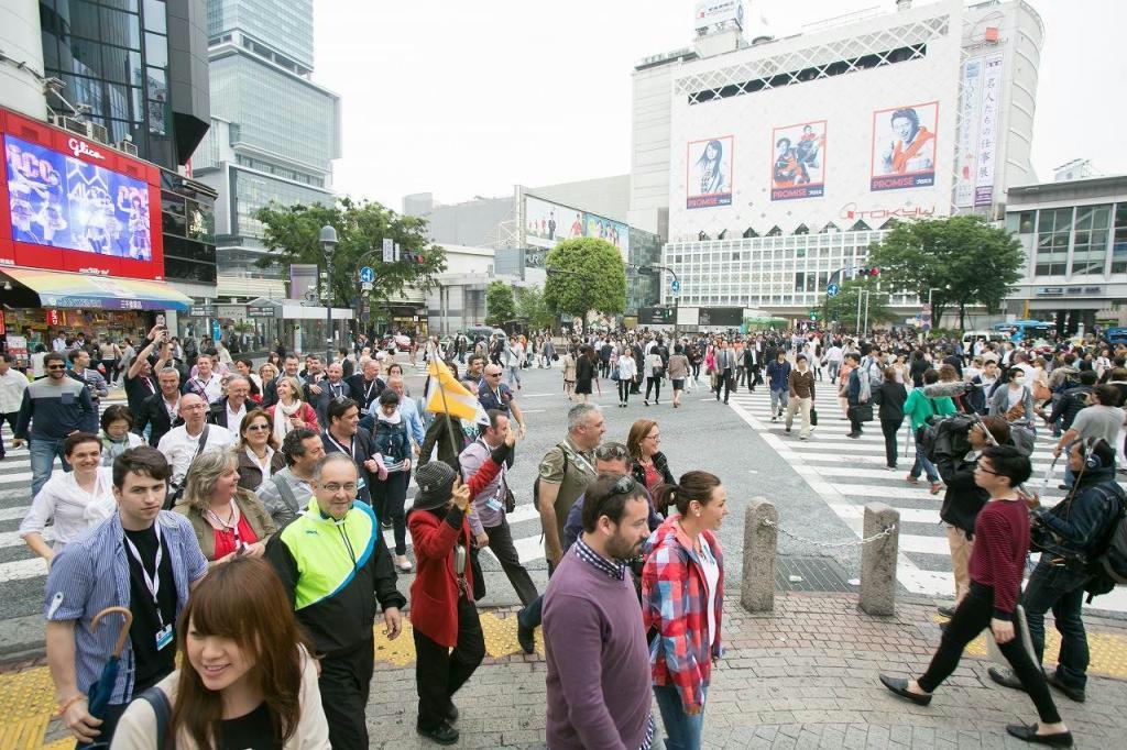 日本旅行は、外国企業の報奨旅行で人気スポットの渋谷駅前「スクランブル交差点」を日程に組み込んだ（同社提供）