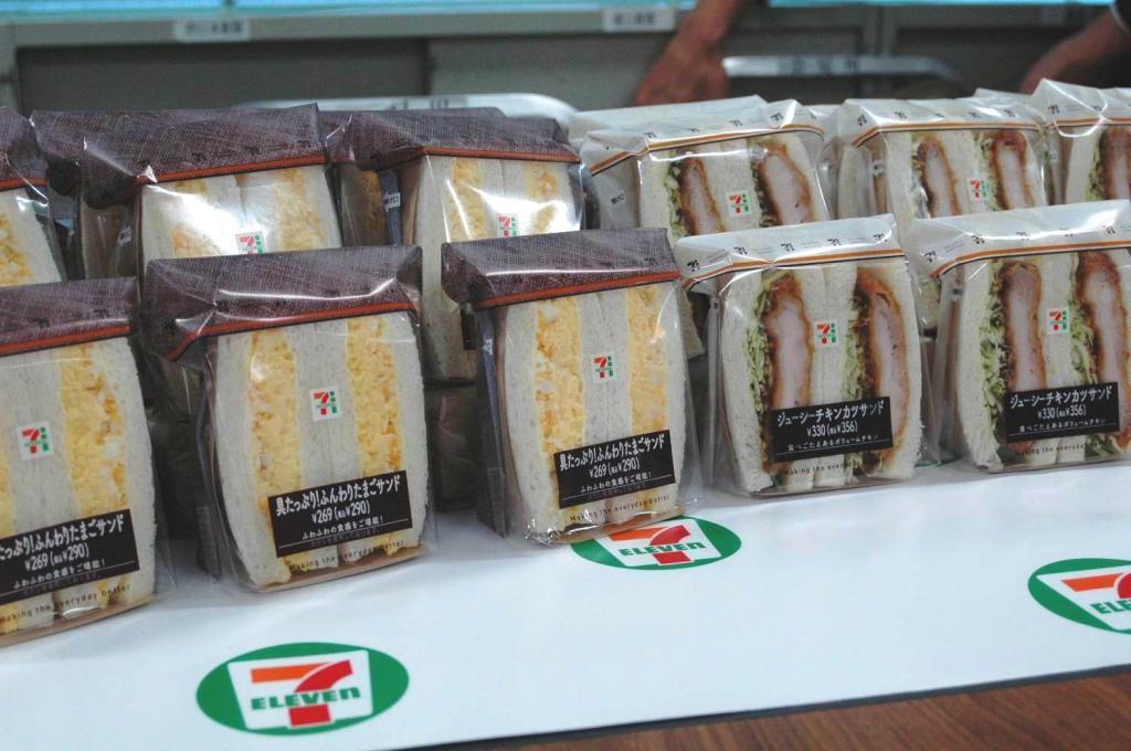 セブンーイレブン・ジャパンが発売する製法や具材にこだわったたまごサンド（左）とチキンカツサンド＝１１日、東京都千代田区