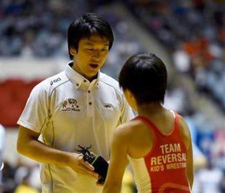 トロフィーを贈る松永選手