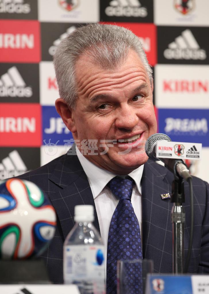 サッカーの日本代表監督に就任し、記者会見で笑顔を見せるハビエル・アギーレ氏＝２０１４年８月１１日午後、東京都港区高輪（古厩正樹撮影）